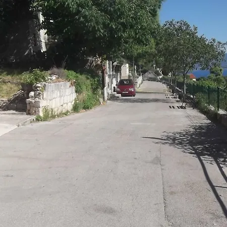 Dolenec * Podstrana